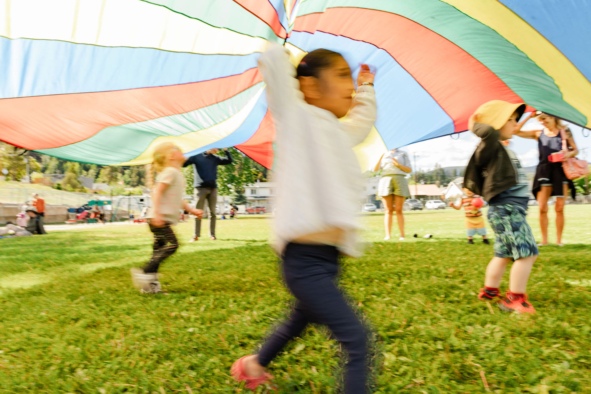children playing happy parachute cranbrook kimberley